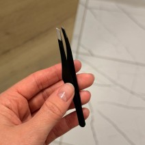 Пинцет для бровей скошенный с черной ручкой